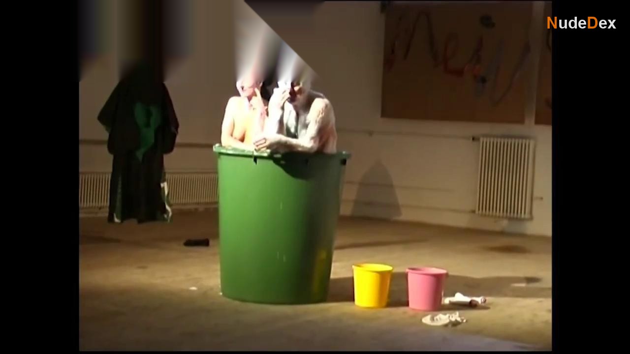 Bucket in Bucket, photo 1