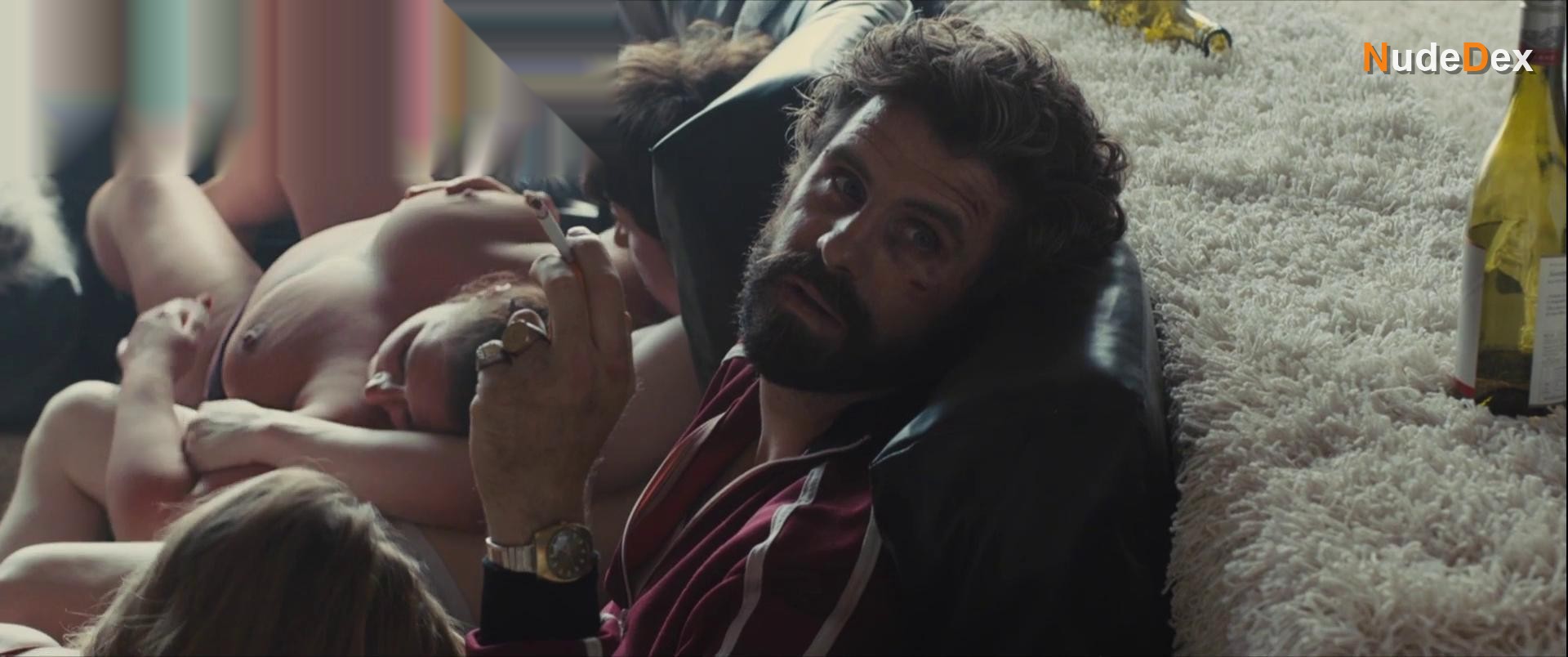 Julia Deakin in High Rise, photo 5