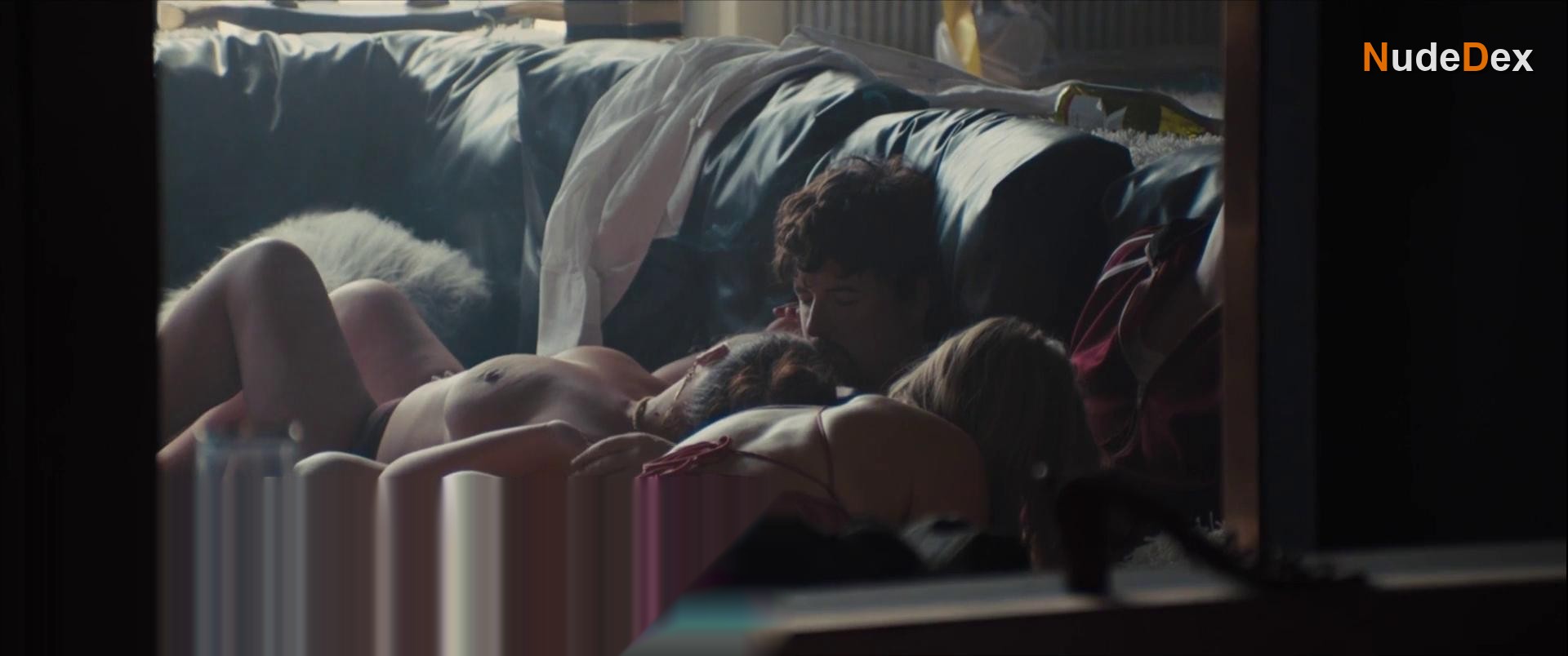 Julia Deakin in High Rise, photo 7