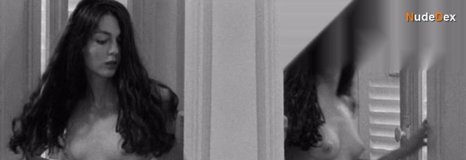 Julia Faure in Sauvage Innocence, photo 3