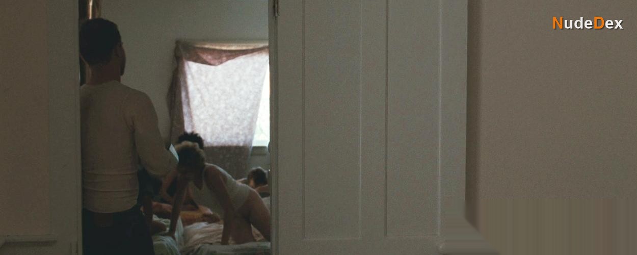 Julia Garner in Martha Marcy May Marlene, photo 1