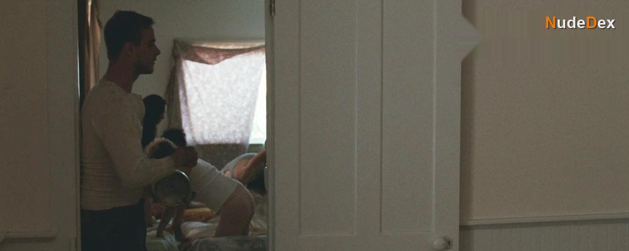 Julia Garner in Martha Marcy May Marlene, photo 2