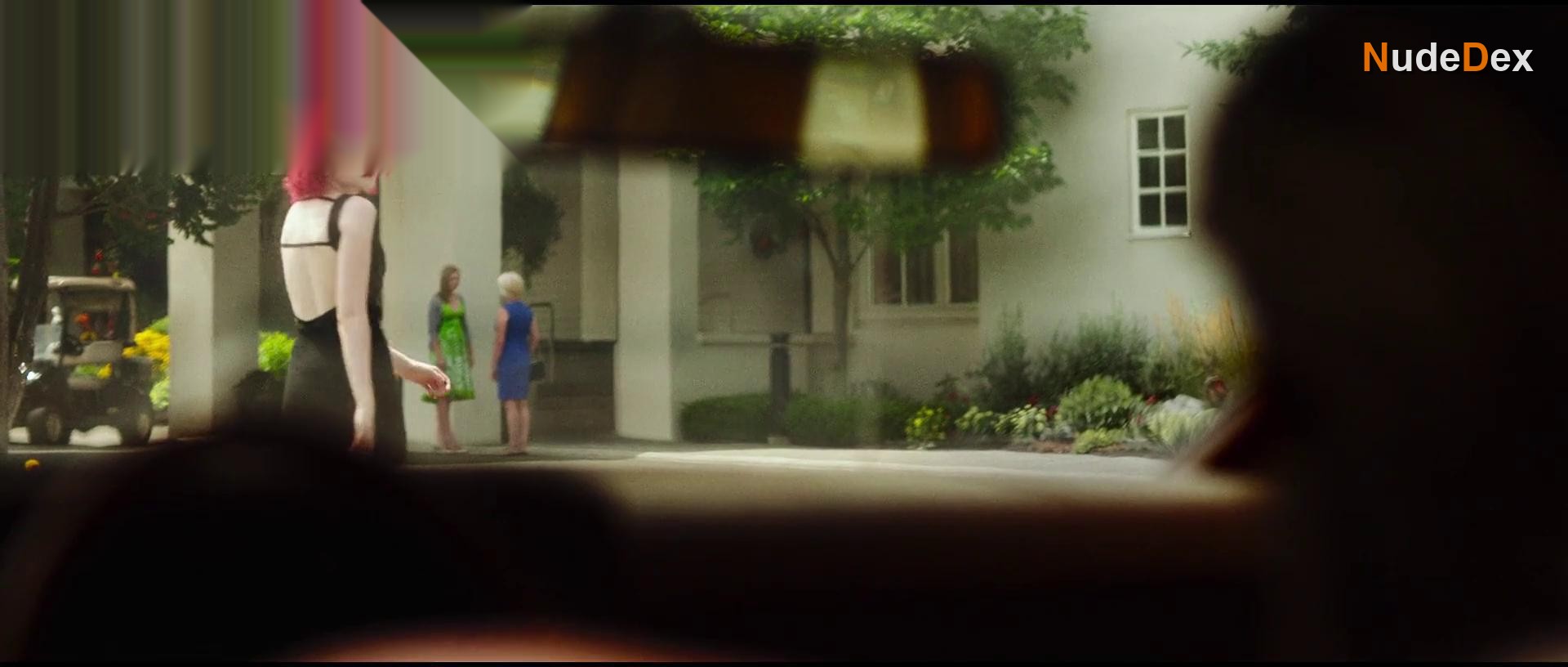 Julia Garner in Tomato Red, photo 1