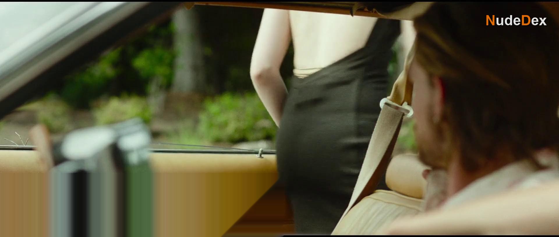 Julia Garner in Tomato Red, photo 2