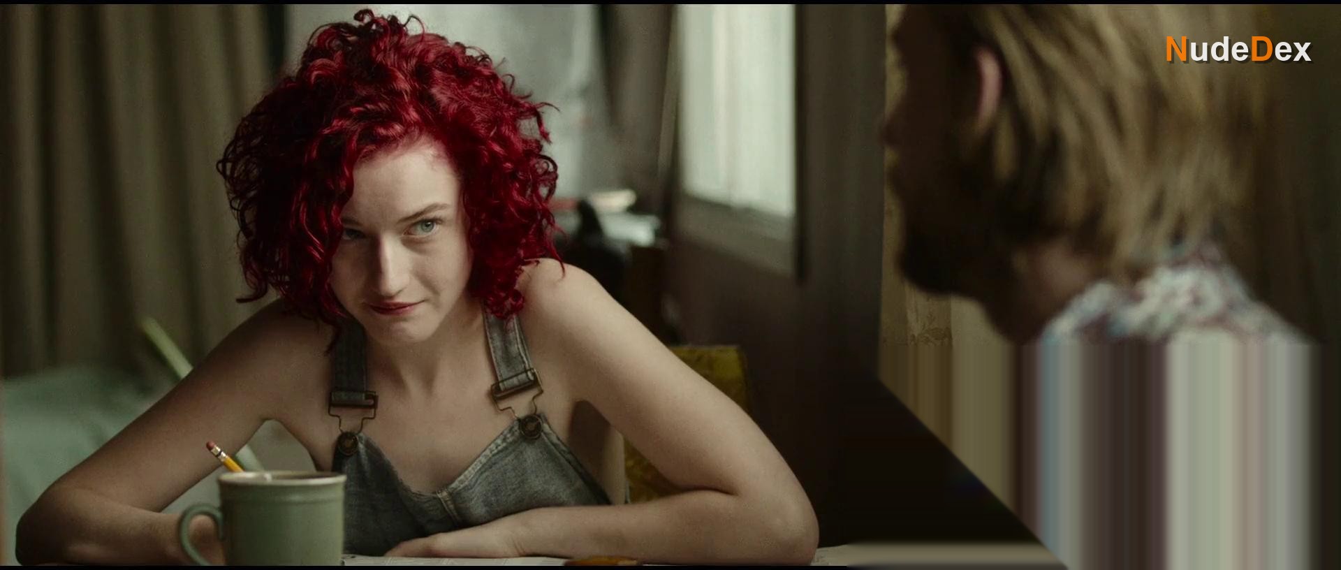 Julia Garner in Tomato Red, photo 3