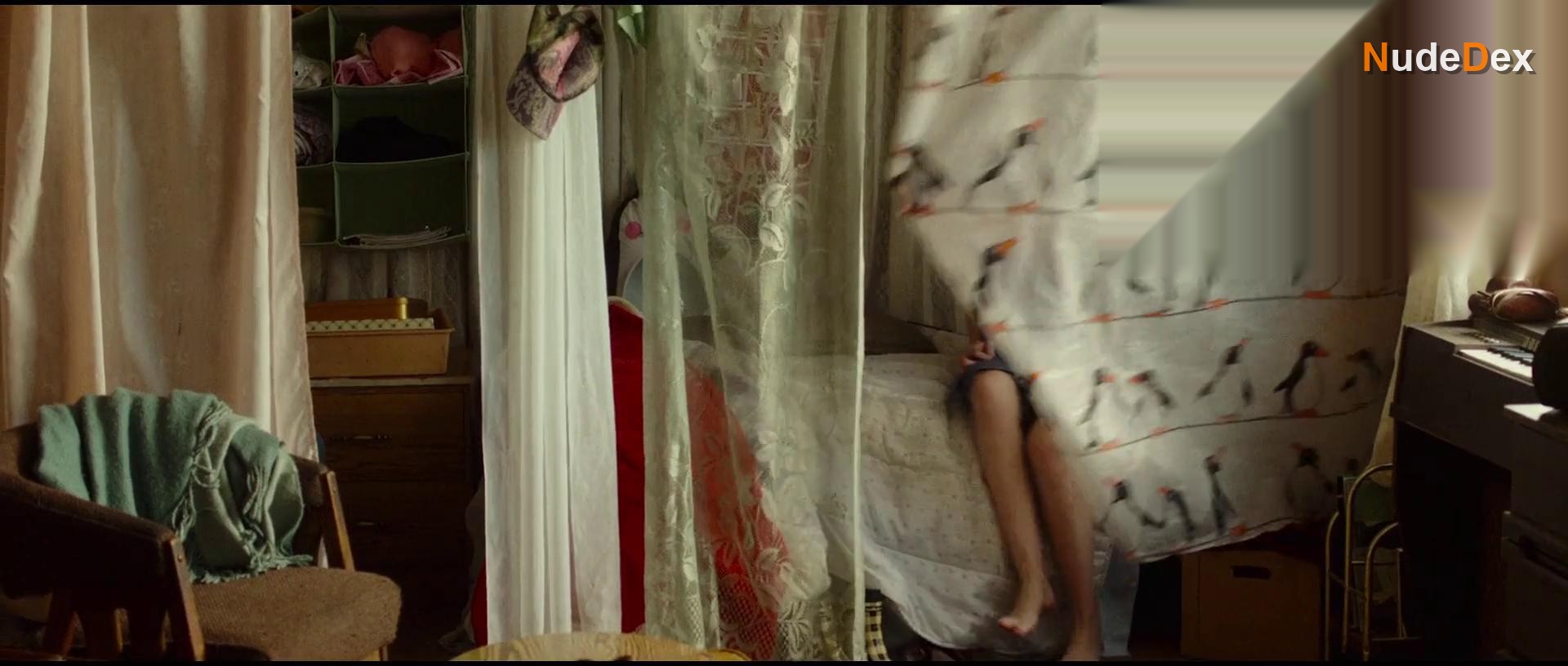 Julia Garner in Tomato Red, photo 5
