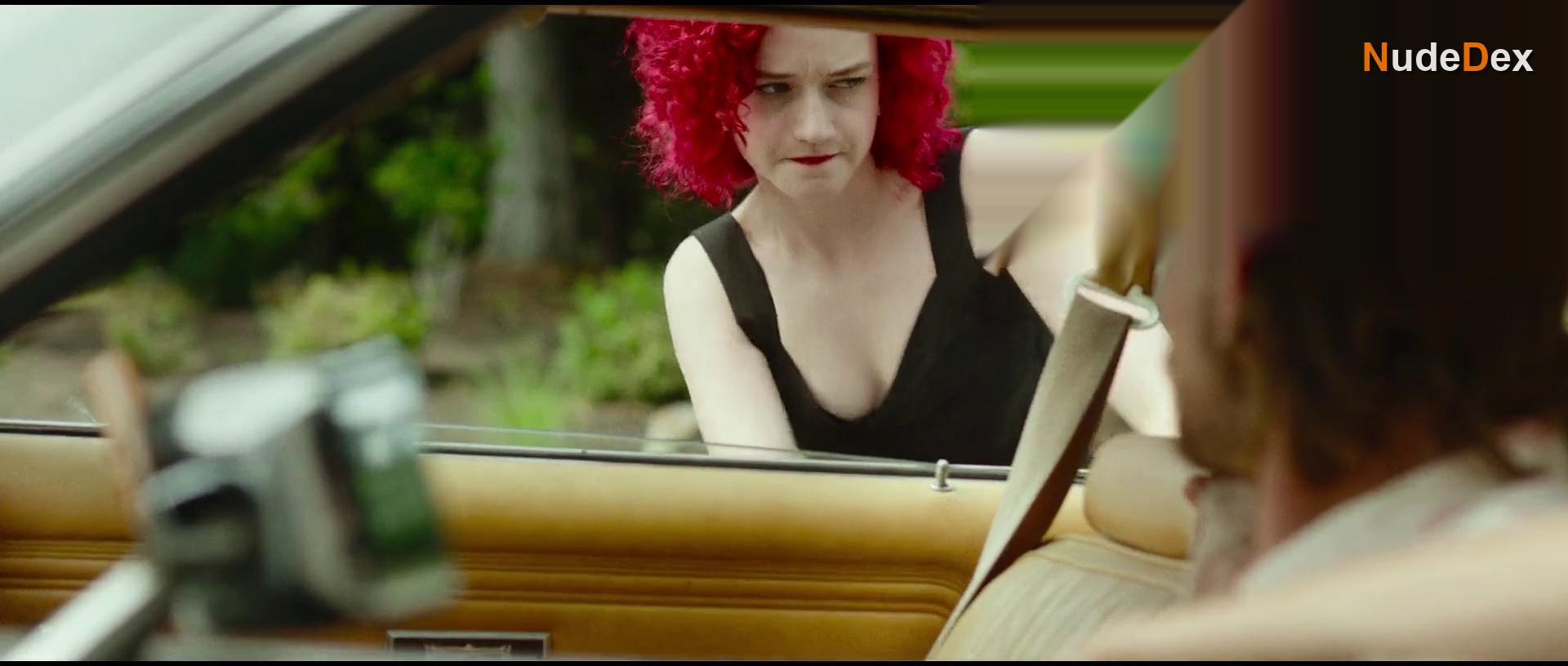 Julia Garner in Tomato Red, photo 14