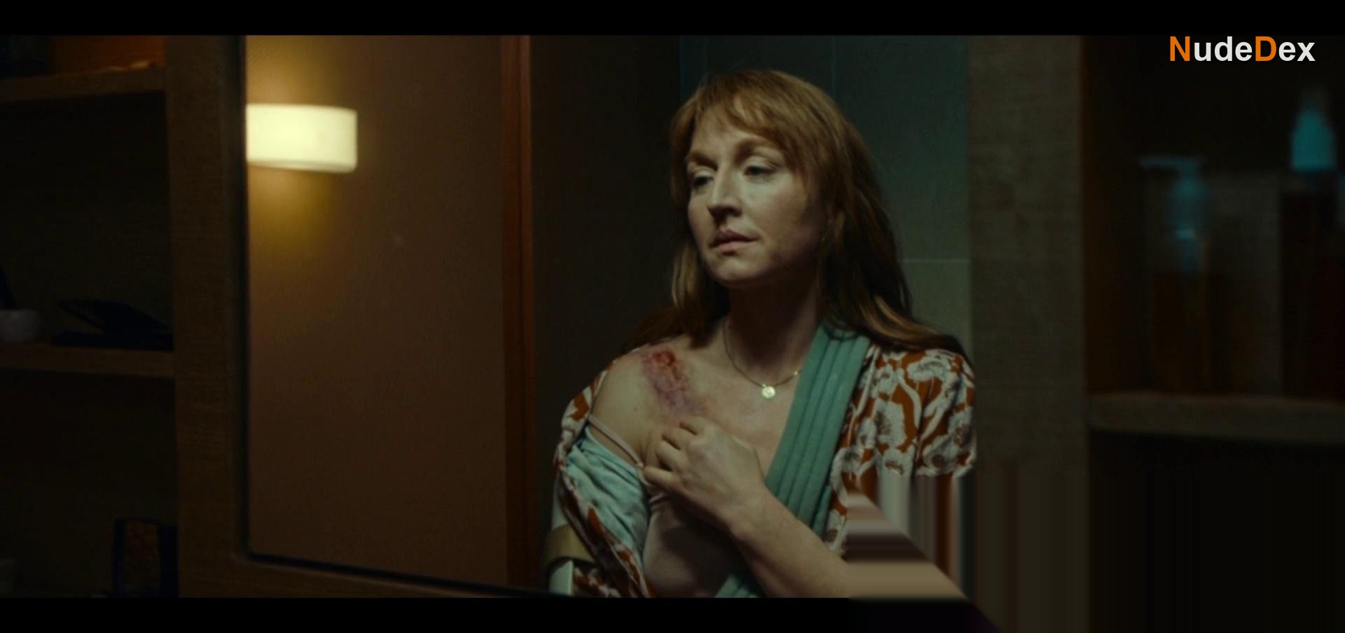Julia Koschitz in Souls, photo 7