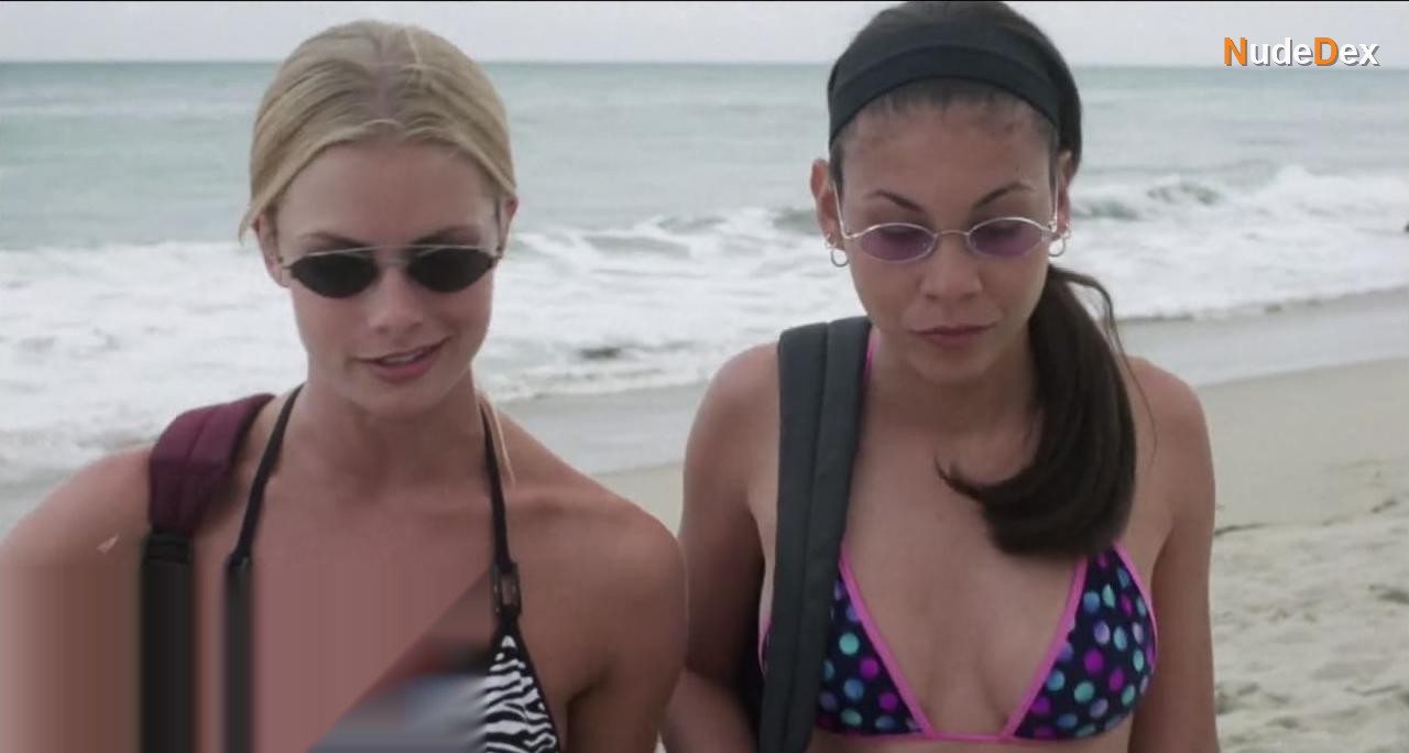 Julia Mendoza in Pinata Survival Island, photo 1