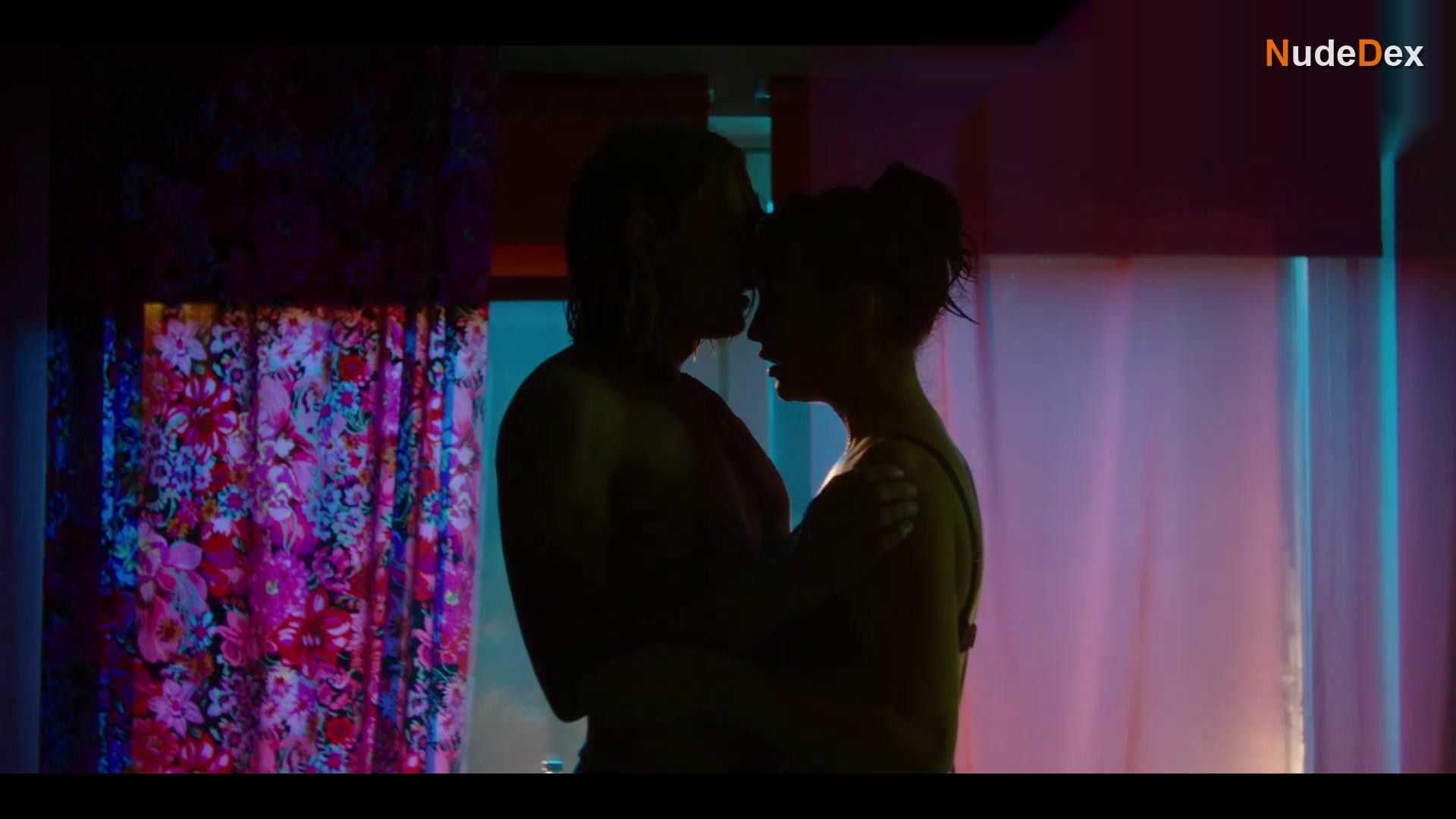Julia Ragnarsson in Two Sisters, photo 1
