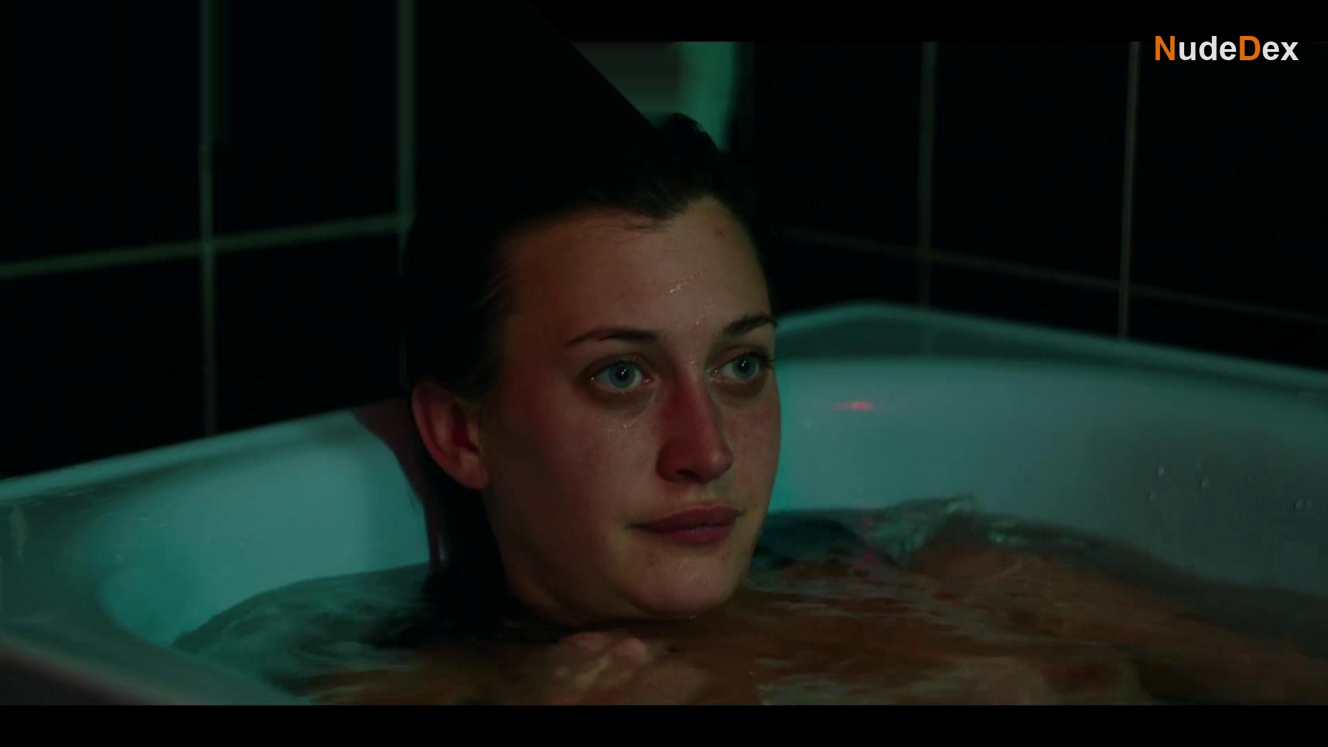 Julia Ragnarsson in Two Sisters, photo 2