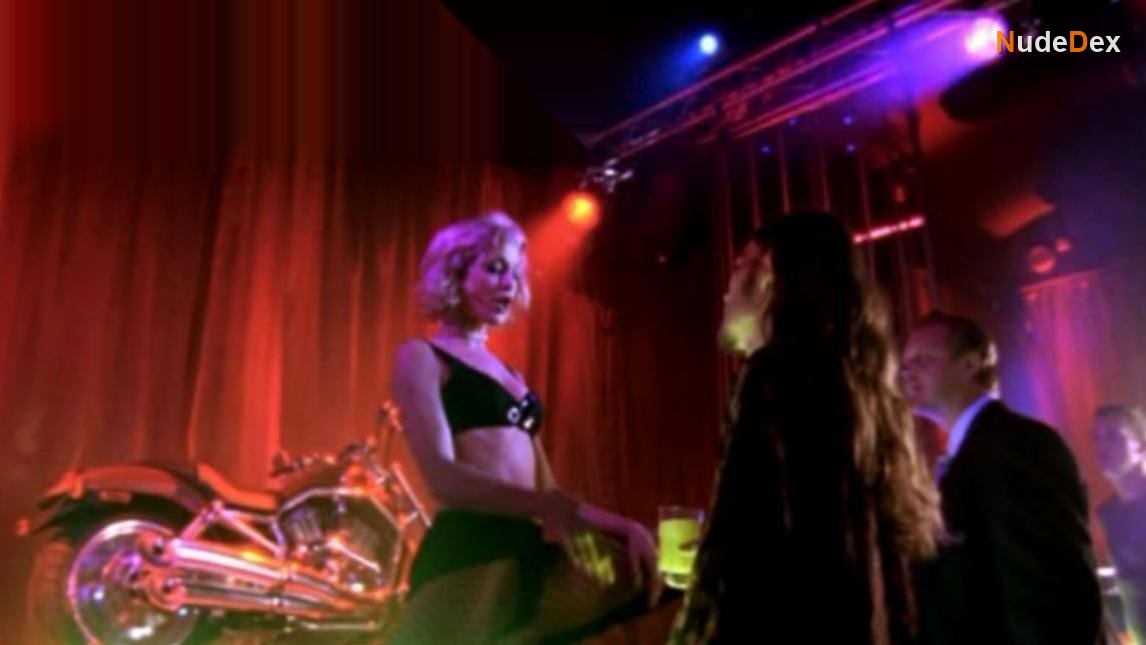 Julia Stinshoff in Good Girl Bad Girl, photo 1