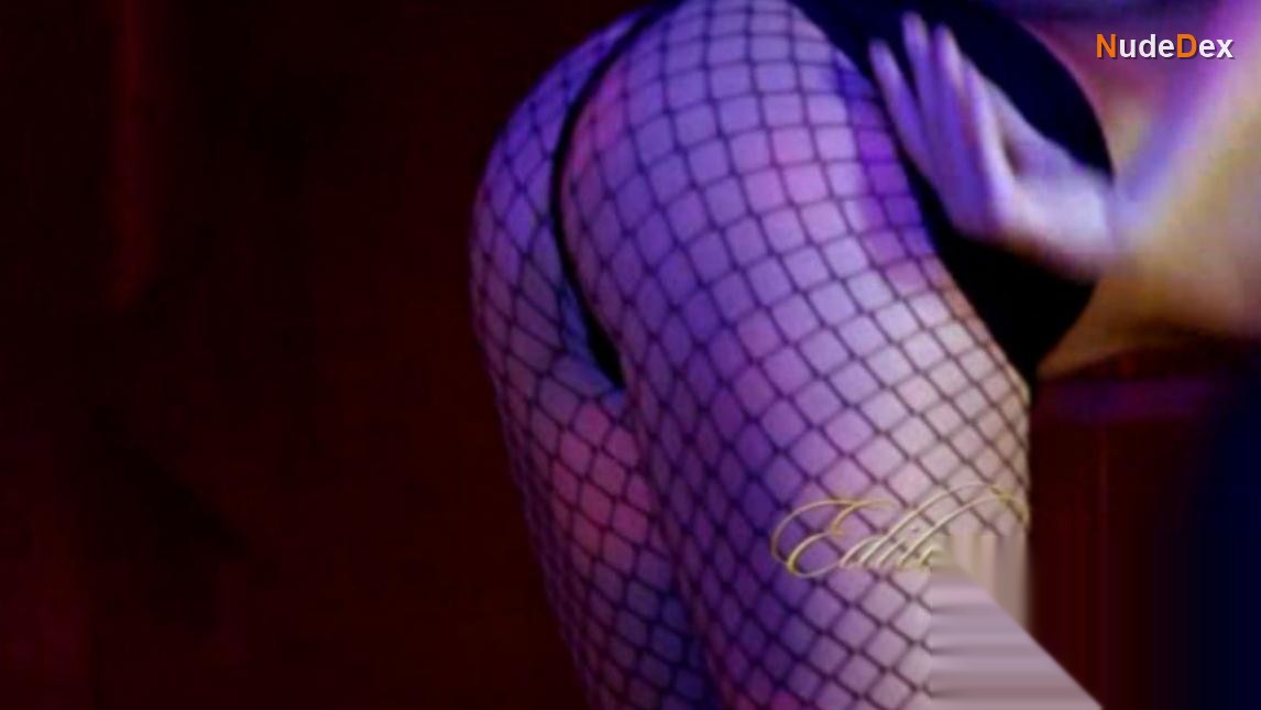 Julia Stinshoff in Good Girl Bad Girl, photo 2