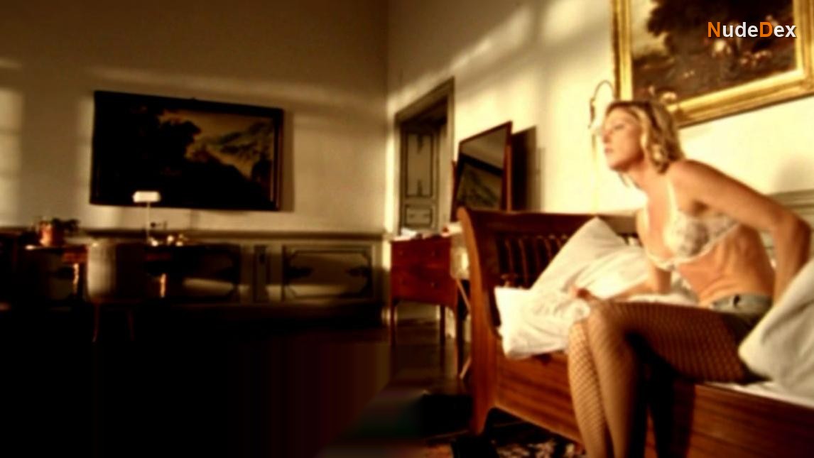 Julia Stinshoff in Good Girl Bad Girl, photo 5