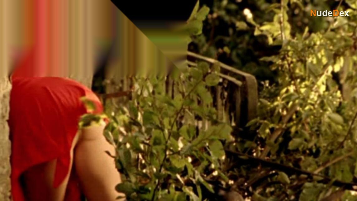 Julia Stinshoff in Good Girl Bad Girl, photo 6