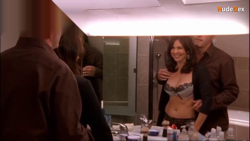 Julie Graham in Afterlife, photo 4