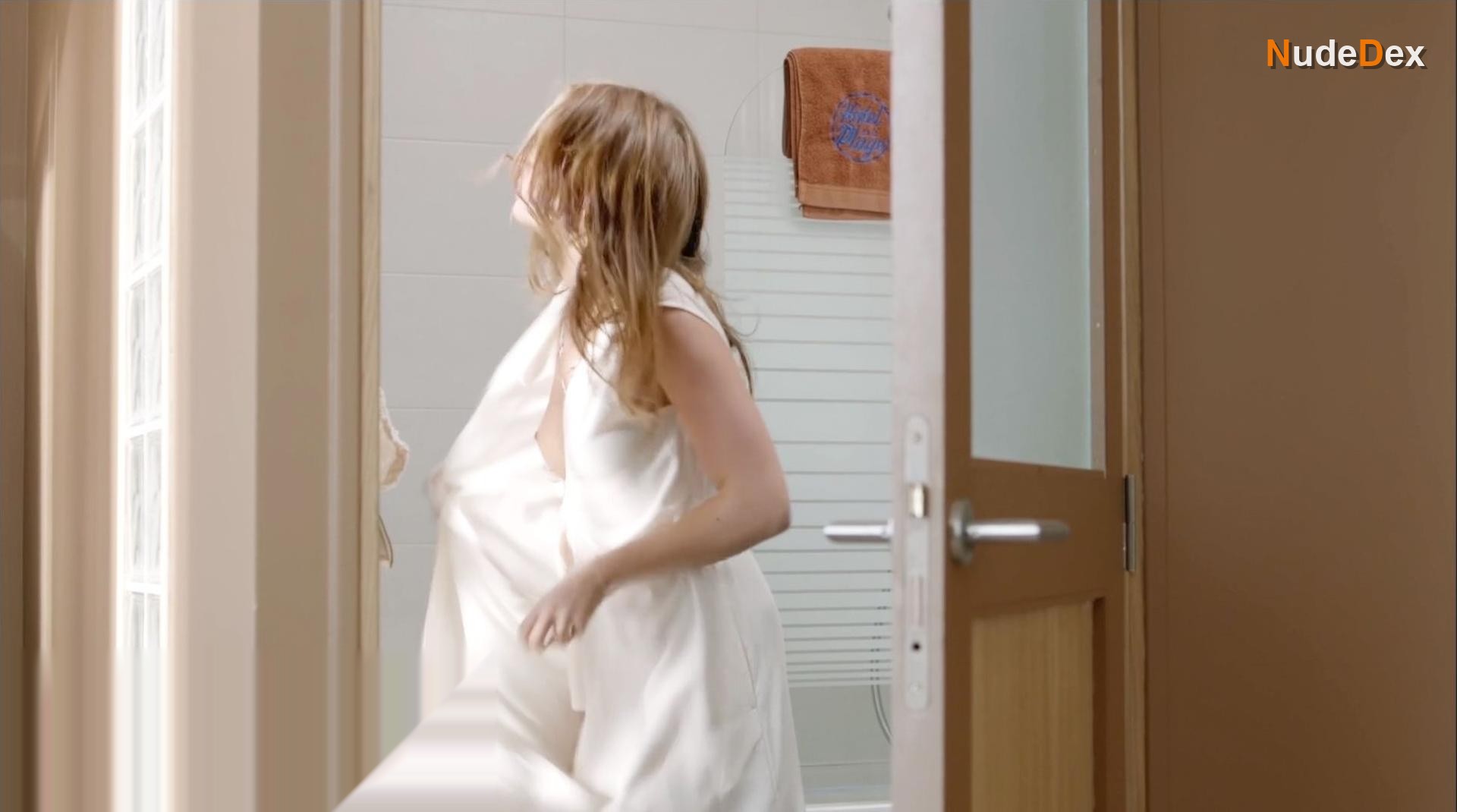 Juliet Lemonnier in Hotel De La Plage, photo 1
