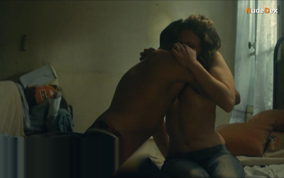 Justine Dhouailly in Les Evades, photo 5