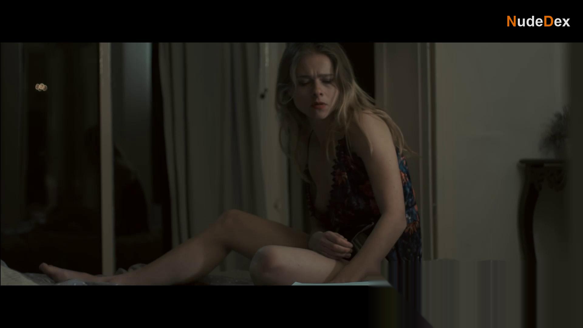 Justine Lecoq Chardin in Secret Ceremony, photo 8