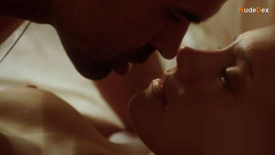 Kadee Strickland in Walker Payne, photo 3