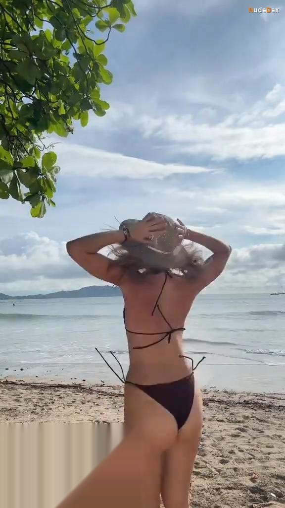Karime Scander in Beach Babes, photo 5