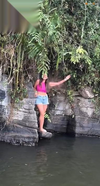 Karina Betancourt in Selva Peru, photo 10