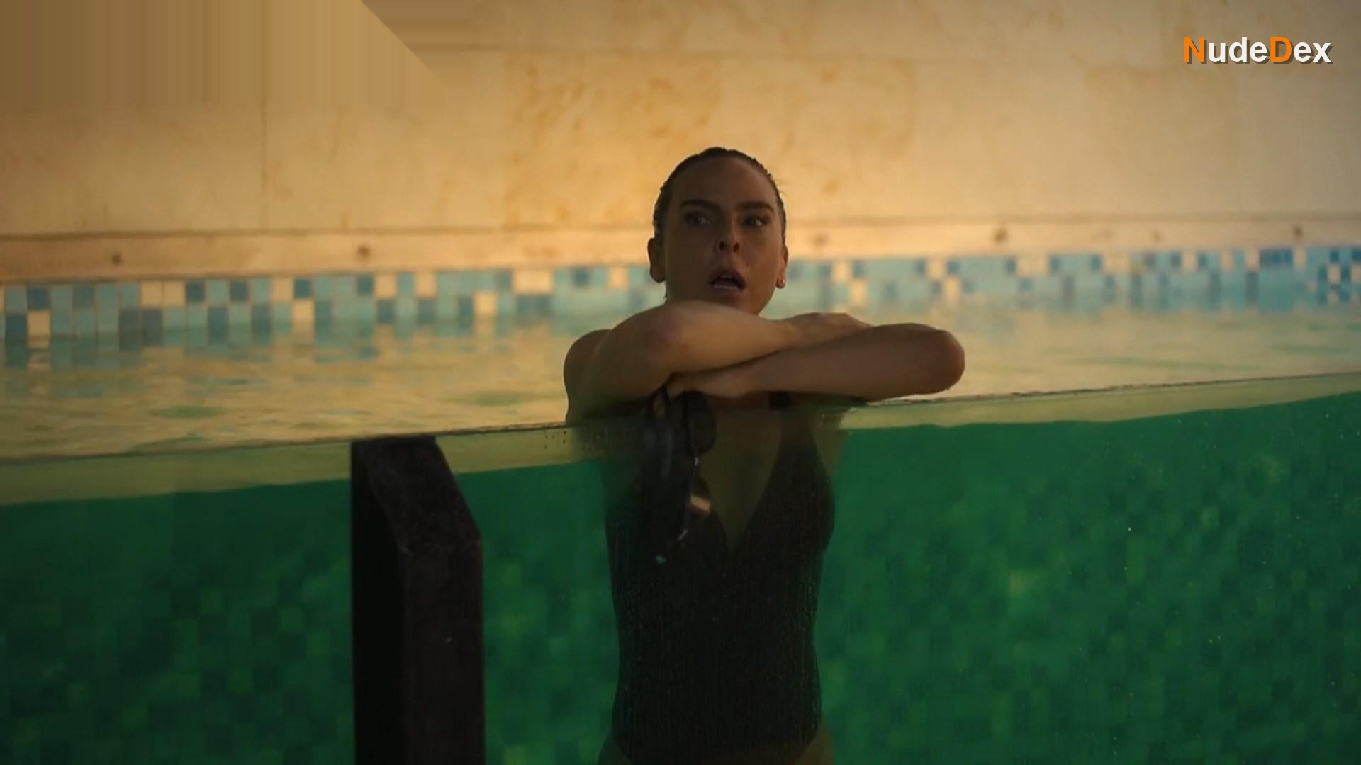 Kate Del Castillo in Falling Again, photo 4