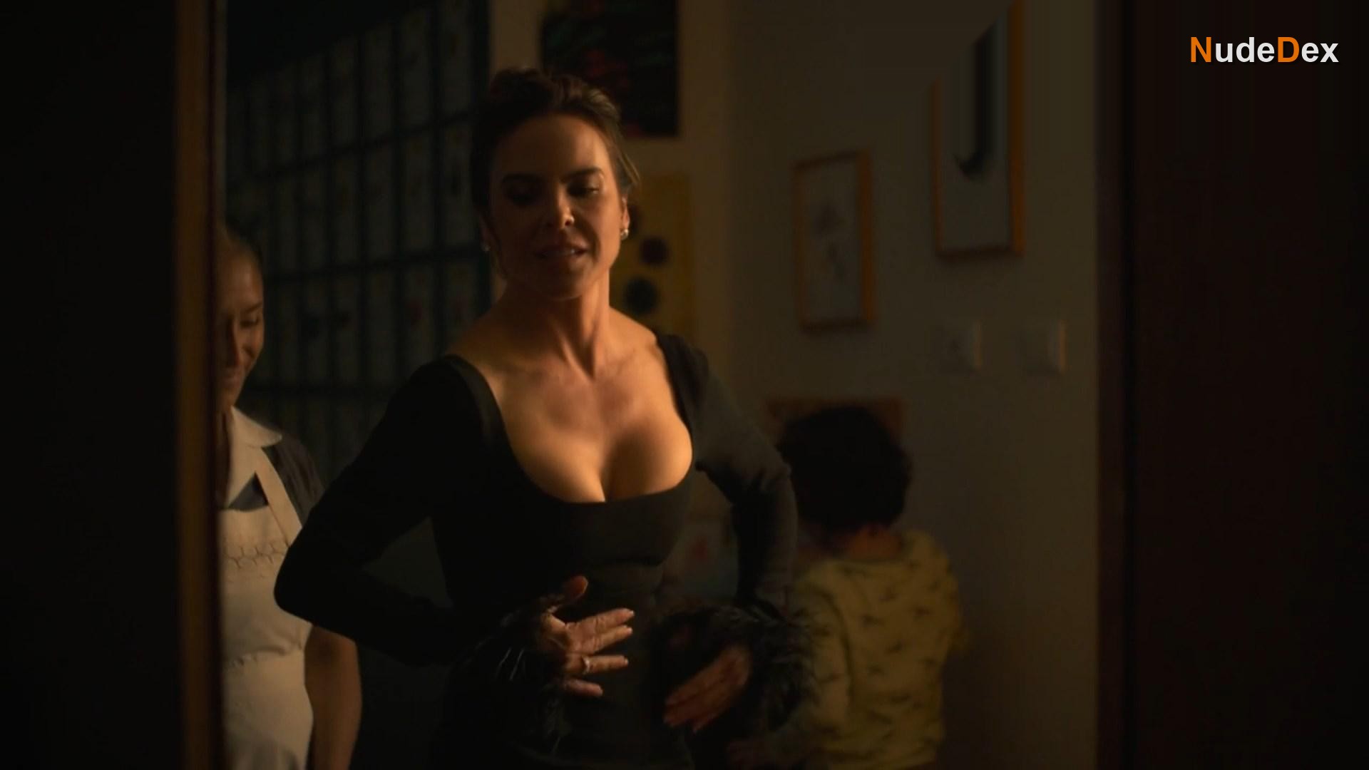 Kate Del Castillo in Falling Again, photo 5
