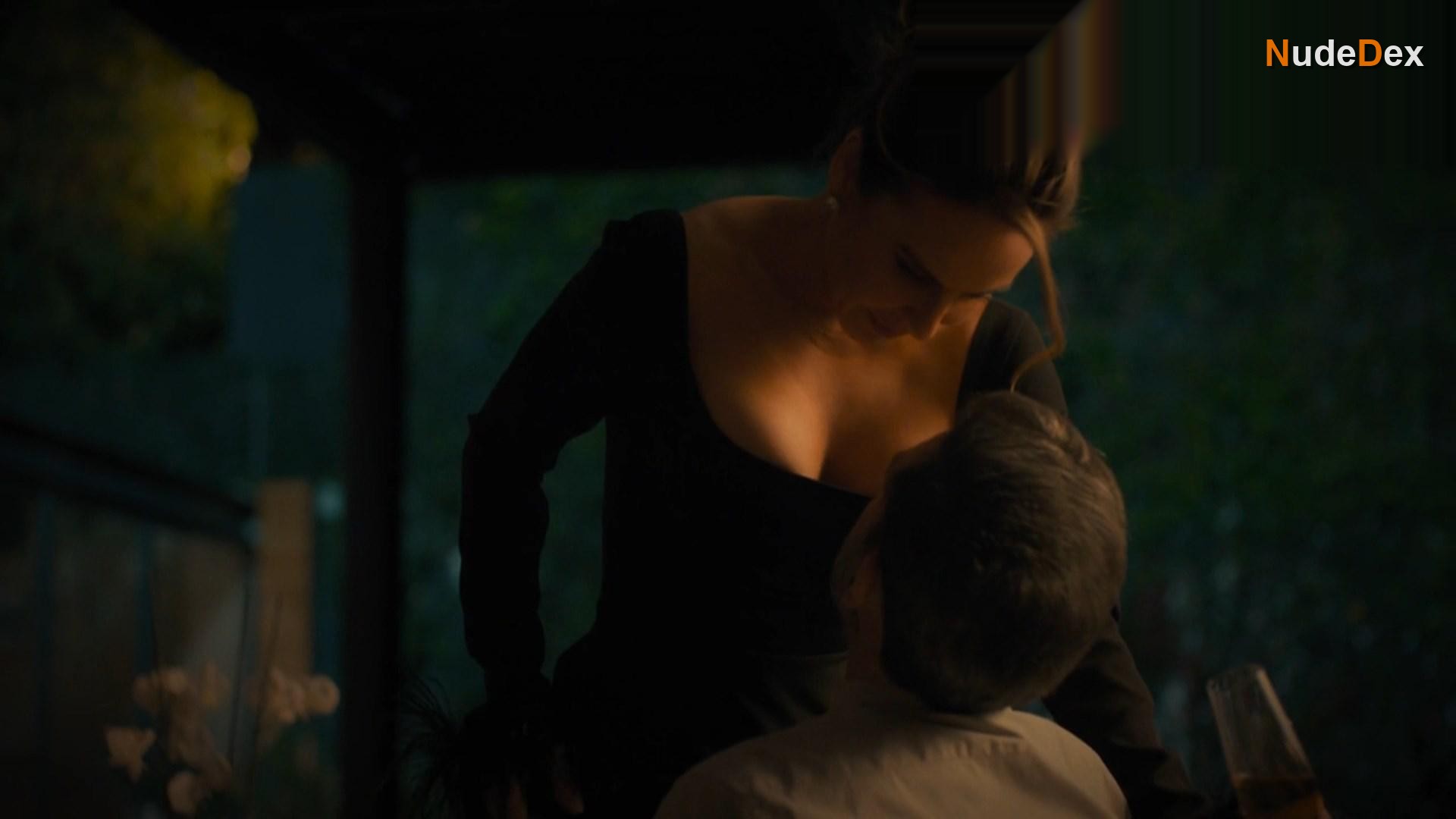 Kate Del Castillo in Falling Again, photo 6