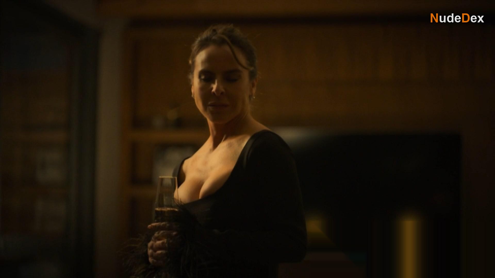 Kate Del Castillo in Falling Again, photo 7