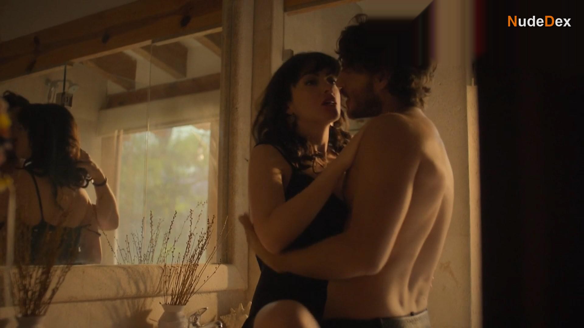 Kate Del Castillo in Falling Again, photo 9