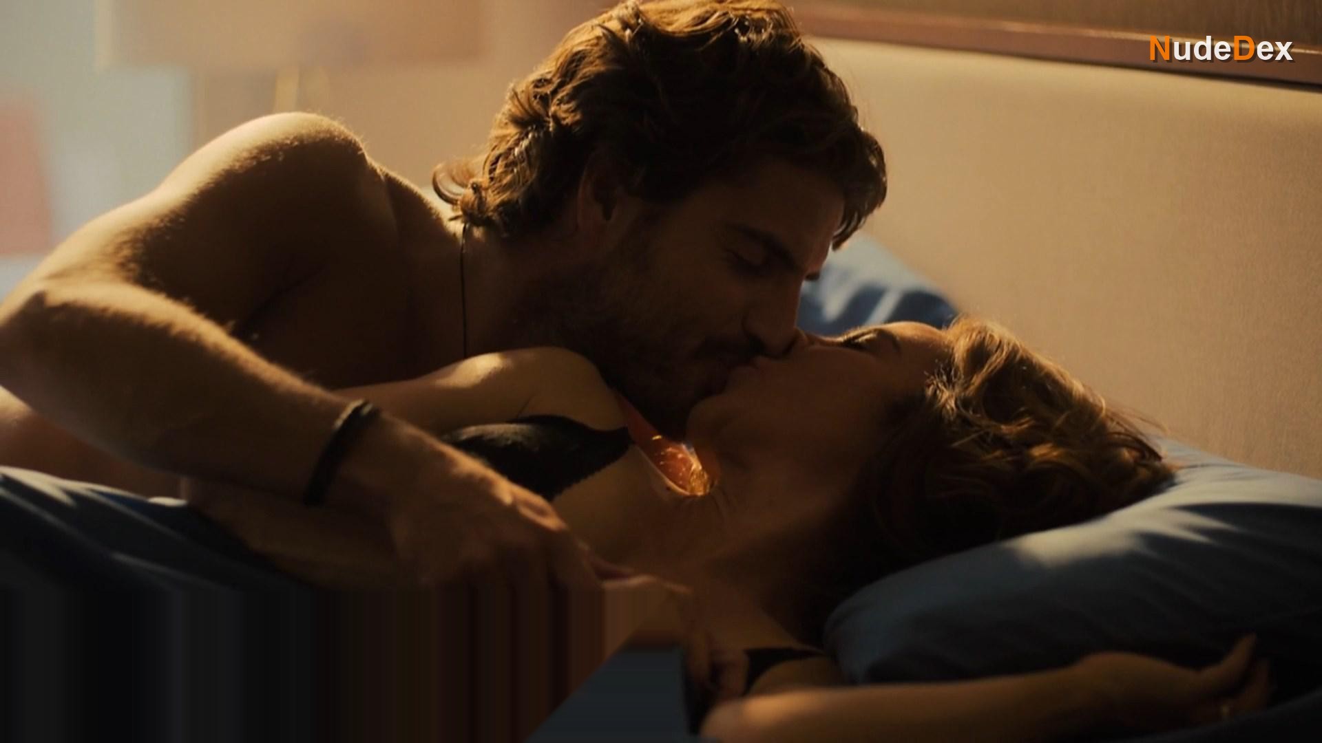 Kate Del Castillo in Falling Again, photo 11