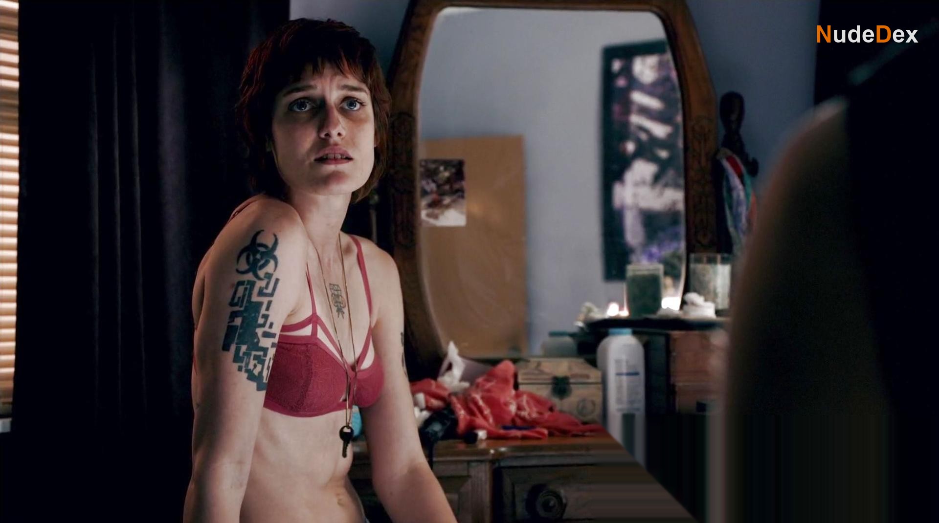 Katherine Crawford in Graceland, photo 6
