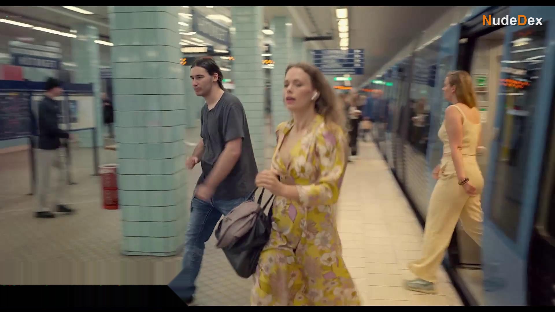 Katia Winter in Aret Jag Slutade Prestera Och Borjade Onanera, photo 5