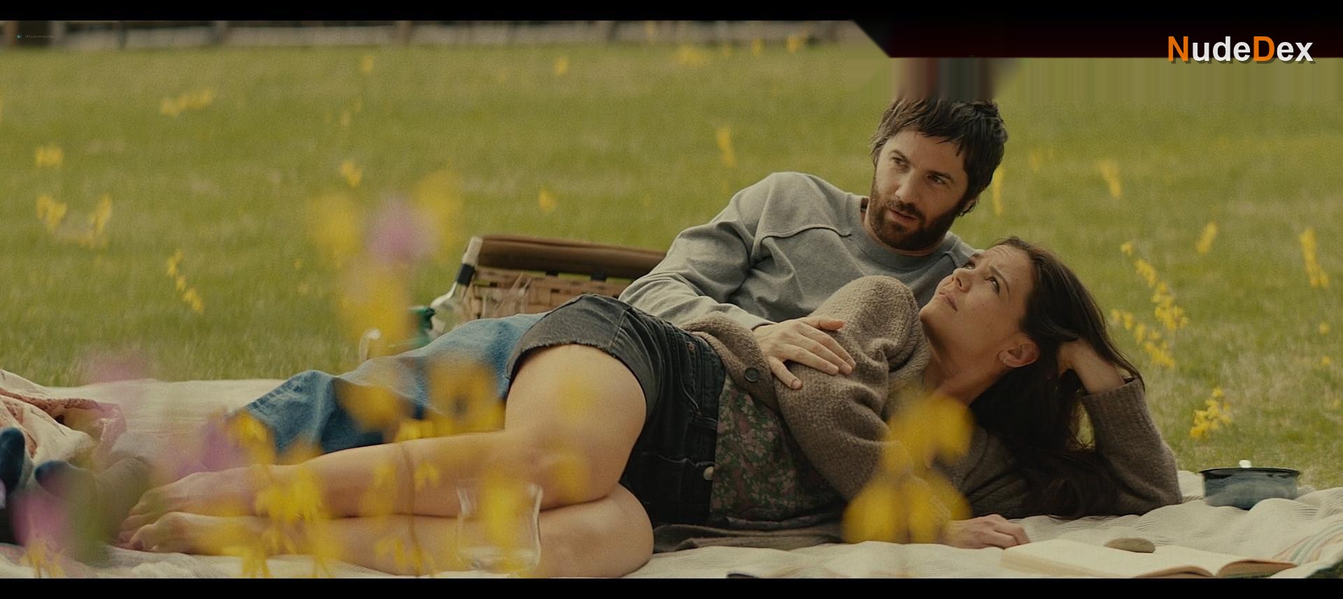 Katie Holmes in Alone Together, photo 8