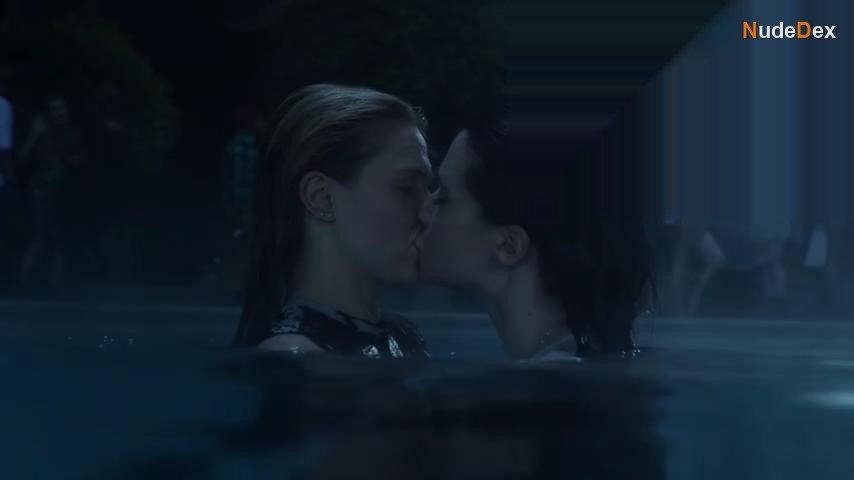 Katie Stevens in Faking It, photo 4