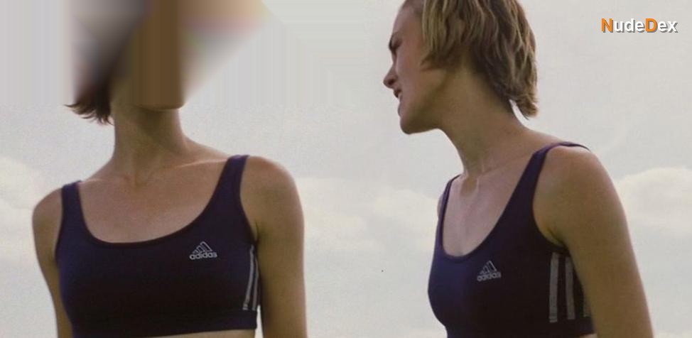 Keira Knightley in Bend It Like Beckham, photo 1