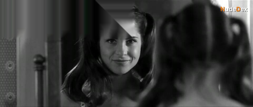 Kelly Monaco in Mumford, photo 1