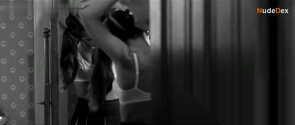 Kelly Monaco in Mumford, photo 3