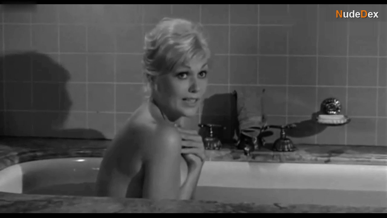 Kim Novak in The Notorious Landlady, photo 4
