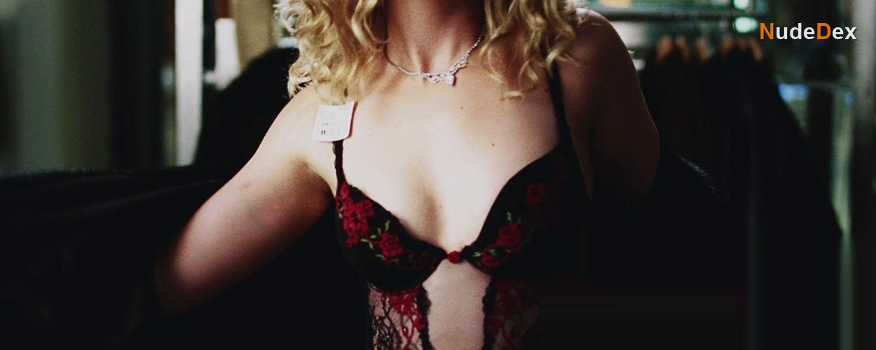 Kim Poirier in Dawn Of The Dead, photo 6