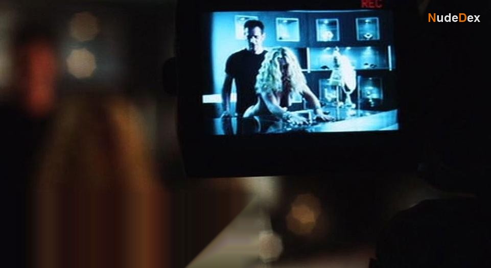 Kim Poirier in Dawn Of The Dead, photo 9
