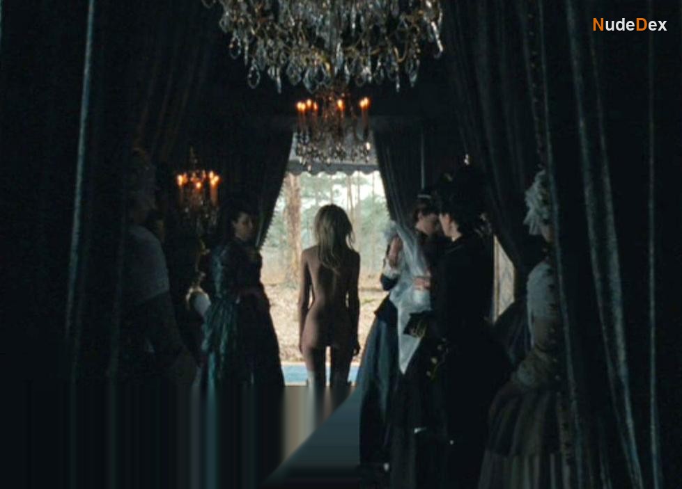 Kirsten Dunst in Marie Antoinette, photo 2
