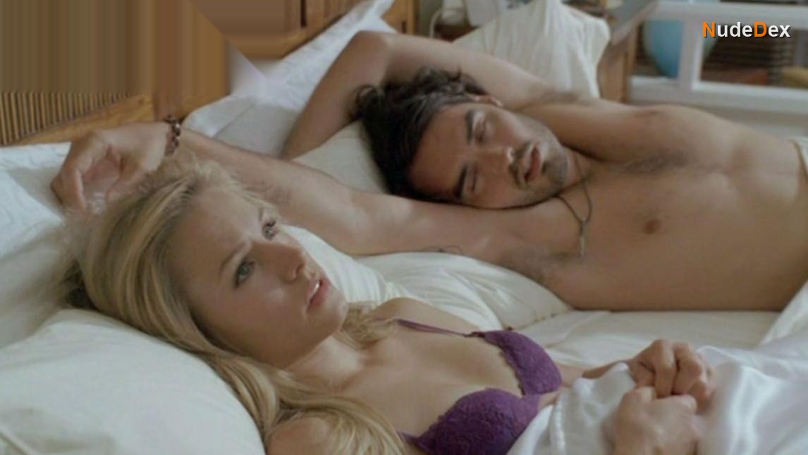 Kristen Bell in Forgetting Sarah Marshall, photo 2