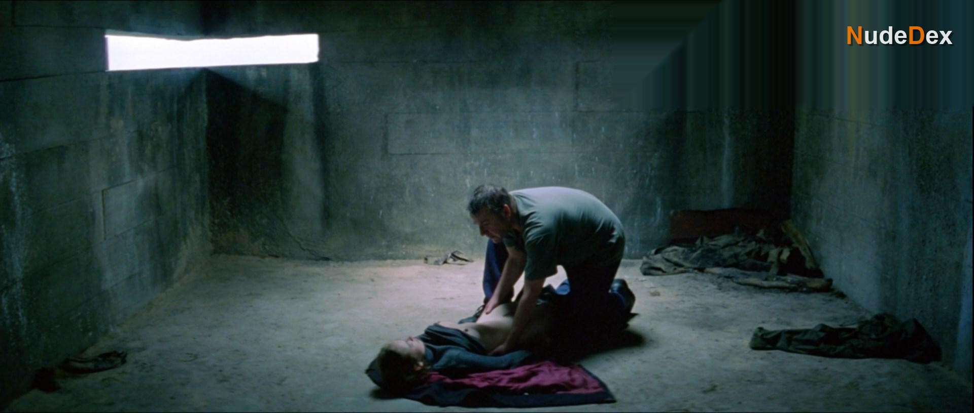 Lara Belmont in The War Zone, photo 1