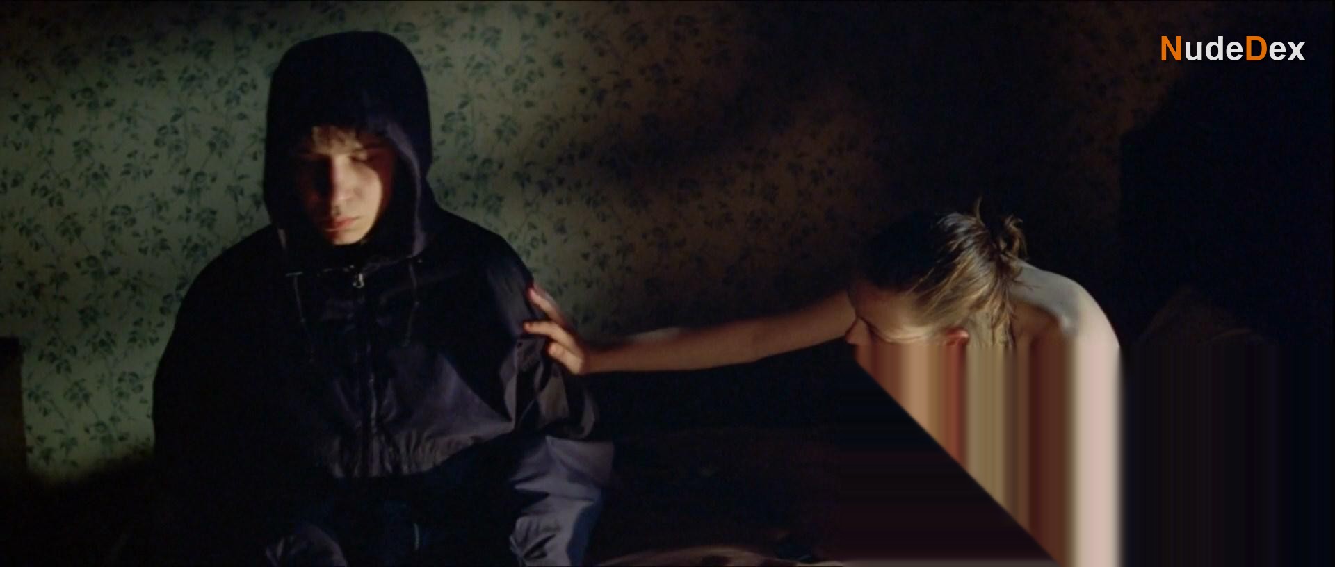 Lara Belmont in The War Zone, photo 3