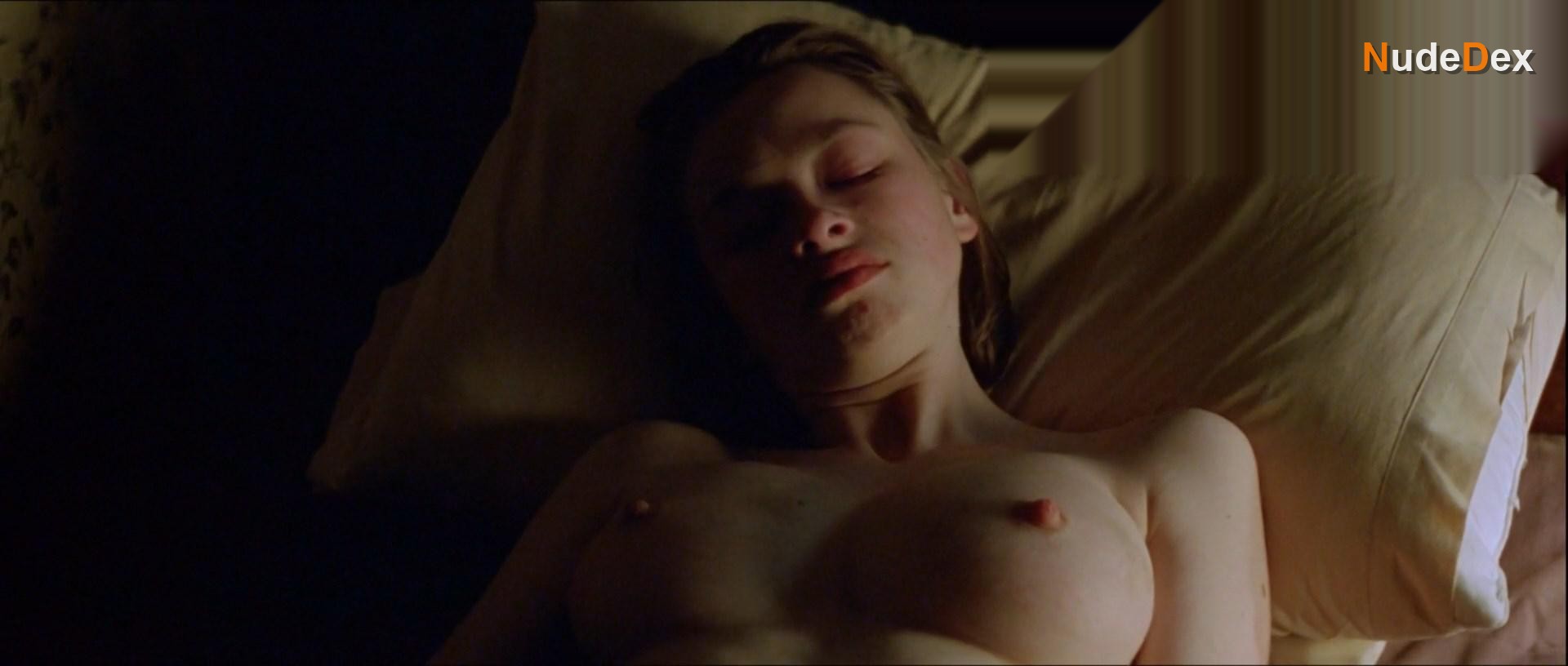 Lara Belmont in The War Zone, photo 7