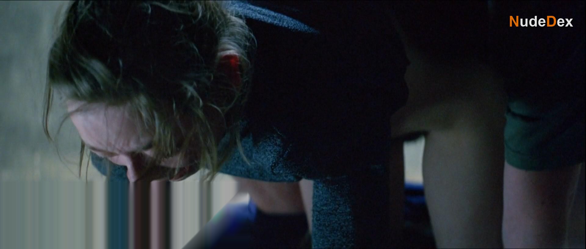 Lara Belmont in The War Zone, photo 9