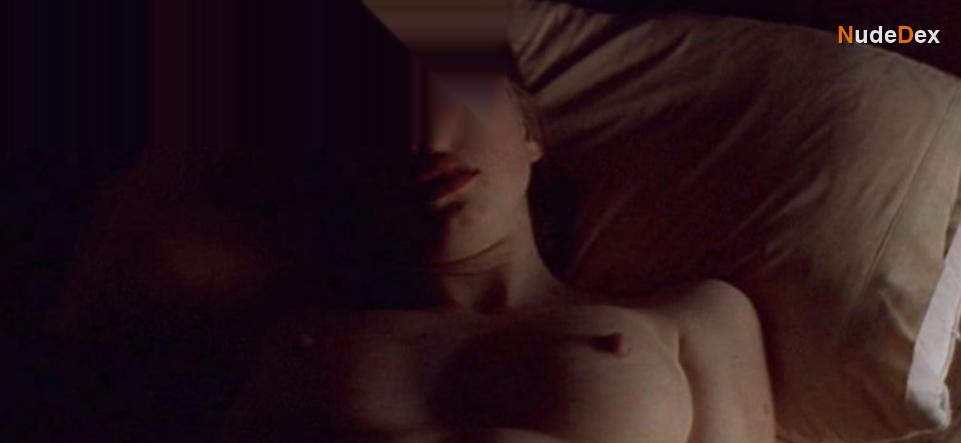 Lara Belmont in The War Zone, photo 13