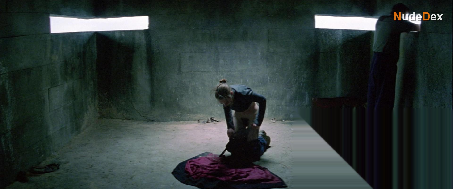 Lara Belmont in The War Zone, photo 18